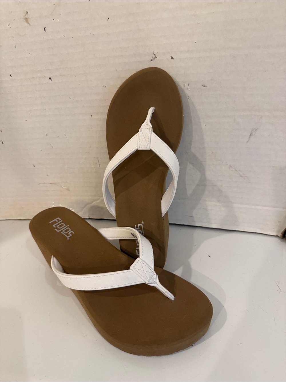 NWT - Flojos Women's White Strap Brown Footbed 2-1/2” Wedge Heel Sandals (sz 7)